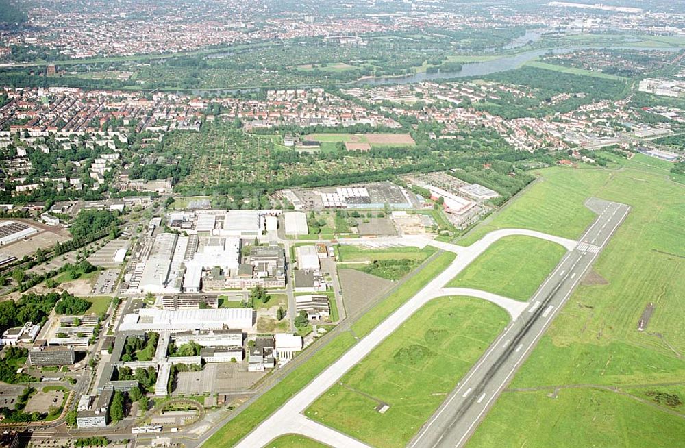 Bremen aus der Vogelperspektive: Flughafenanlagen am Flughafen Bremen. Datum: 30.05.2003