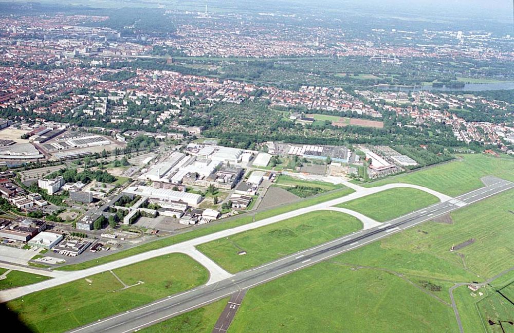 Luftbild Bremen - Flughafenanlagen am Flughafen Bremen. Datum: 30.05.2003