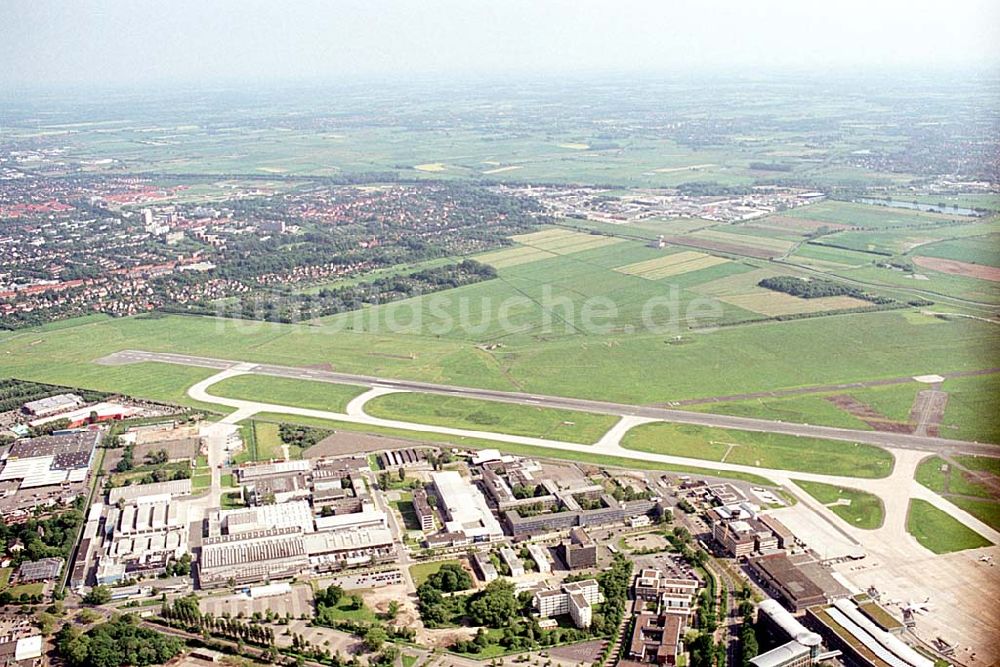 Luftbild Bremen - Flughafenanlagen am Flughafen Bremen. Datum: 30.05.2003