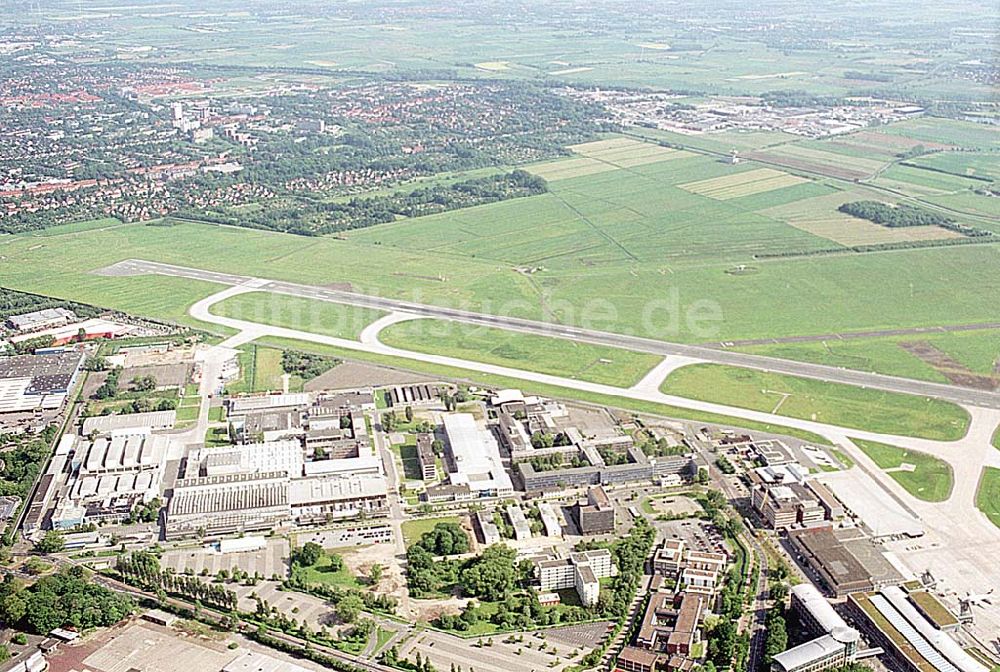 Luftaufnahme Bremen - Flughafenanlagen am Flughafen Bremen. Datum: 30.05.2003