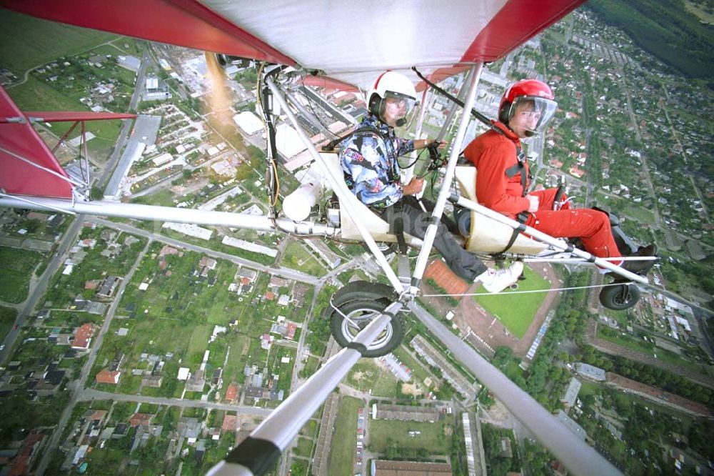 Fürstenwalde / BRB von oben - Fluglehrer Rolf Bausewein (hinten) mit einem Fluggast in einem Ultraleichtflugzeug der Flugschule Märkische Schweiz des Flugplatzes Eggersdorf beim Flug über Fürstenwalde