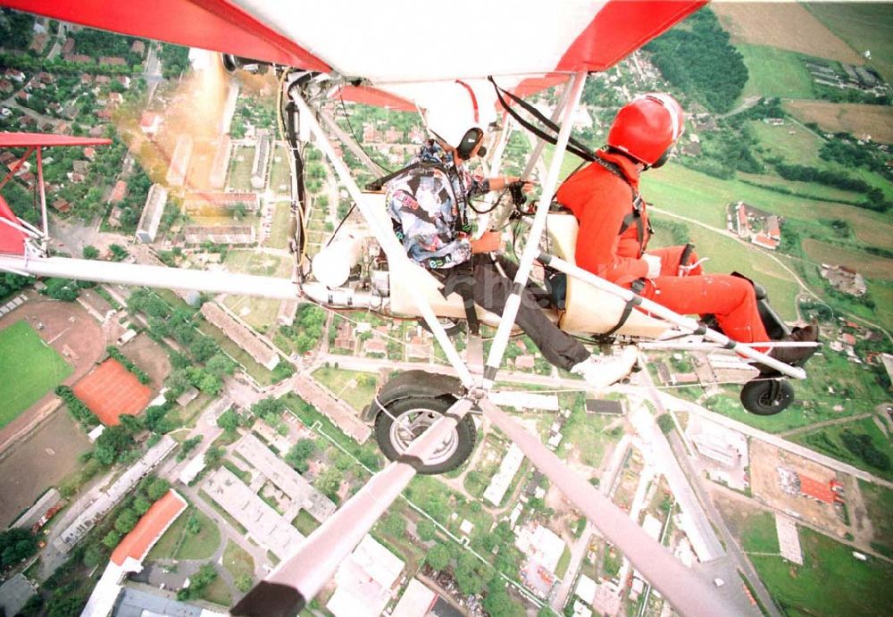 Fürstenwalde / BRB aus der Vogelperspektive: Fluglehrer Rolf Bausewein (hinten) mit einem Fluggast in einem Ultraleichtflugzeug der Flugschule Märkische Schweiz des Flugplatzes Eggersdorf beim Flug über Fürstenwalde