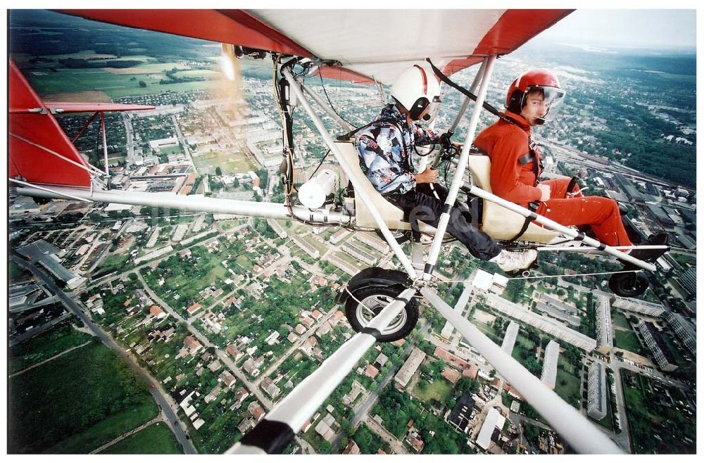 Luftaufnahme Fürstenwalde / BRB - Fluglehrer Rolf Bausewein (hinten) mit einem Fluggast in einem Ultraleichtflugzeug der Flugschule Märkische Schweiz des Flugplatzes Eggersdorf beim Flug über Fürstenwalde