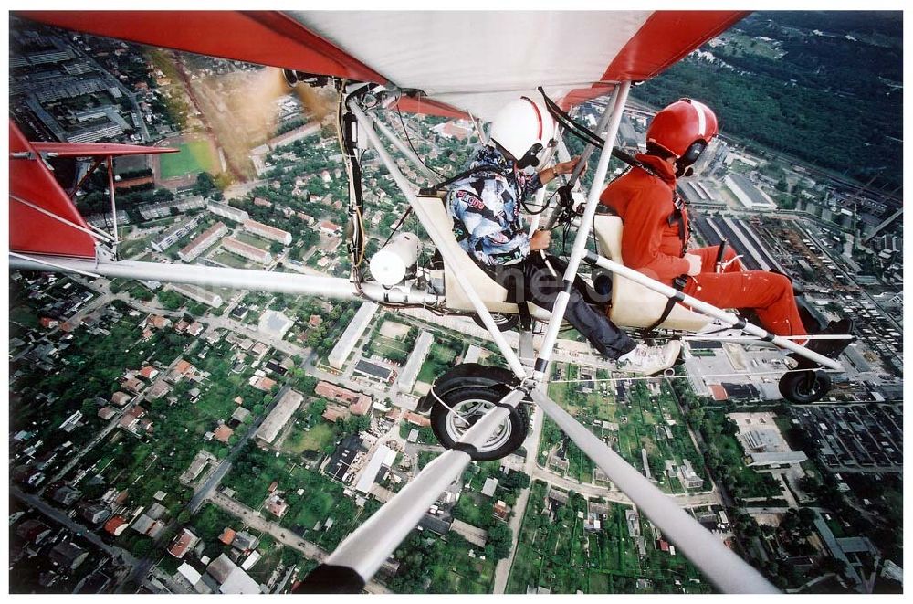 Fürstenwalde / BRB aus der Vogelperspektive: Fluglehrer Rolf Bausewein (hinten) mit einem Fluggast in einem Ultraleichtflugzeug der Flugschule Märkische Schweiz des Flugplatzes Eggersdorf beim Flug über Fürstenwalde