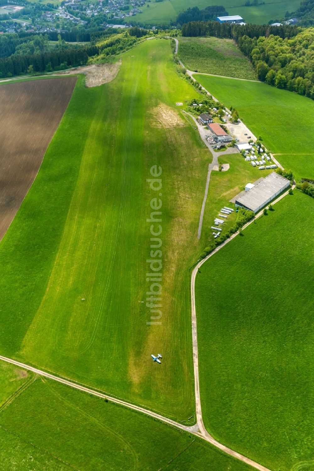 Bergneustadt aus der Vogelperspektive: Flugplatz Bergneustadt - Auf dem Dümpel bei Bergneustadt im Bundesland Nordrhein-Westfalen