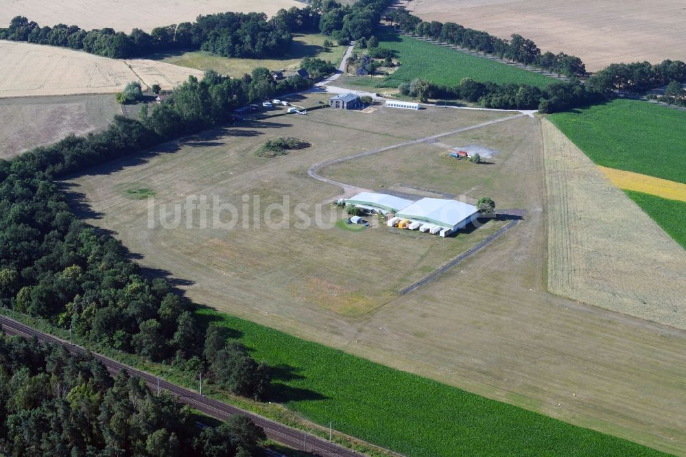 Luftbild Paulinenaue - Flugplatz der Bienenfarm GmbH in Paulinenaue im Bundesland Brandenburg, Deutschland