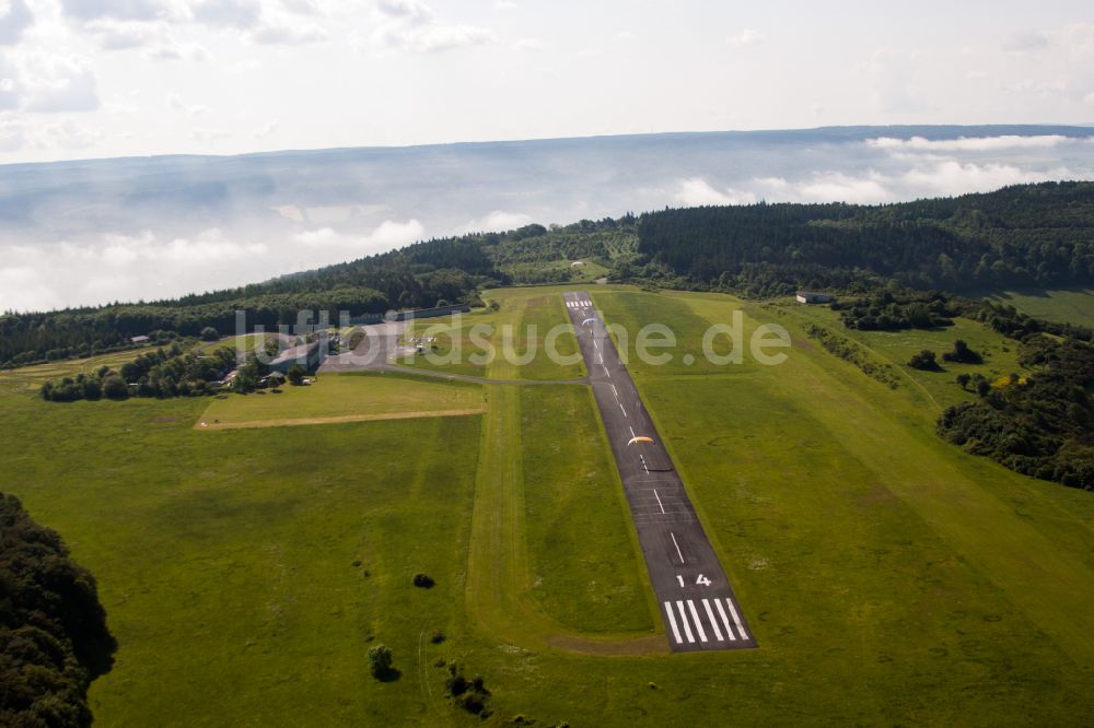 Brenkhausen von oben - Flugplatz in Brenkhausen im Bundesland Nordrhein-Westfalen, Deutschland