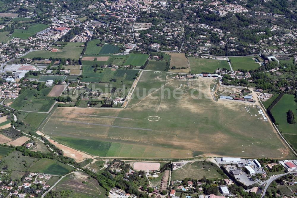 Fayence aus der Vogelperspektive: Flugplatz der Fayence-Tourrettes Airfield an der Chemin de l'Aérodrome in Fayence in Provence-Alpes-Cote d'Azur, Frankreich