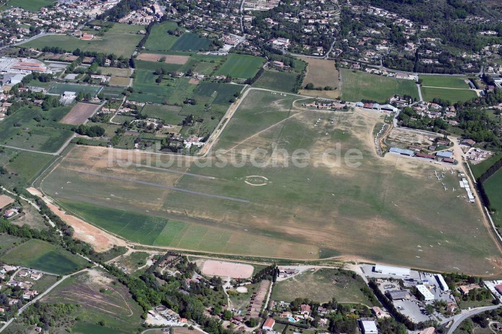 Fayence von oben - Flugplatz der Fayence-Tourrettes Airfield an der Chemin de l'Aérodrome in Fayence in Provence-Alpes-Cote d'Azur, Frankreich