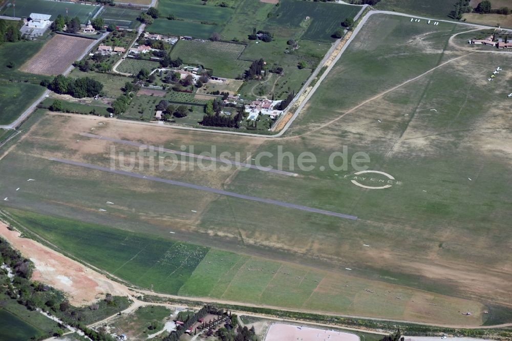 Fayence aus der Vogelperspektive: Flugplatz der Fayence-Tourrettes Airfield an der Chemin de l'Aérodrome in Fayence in Provence-Alpes-Cote d'Azur, Frankreich