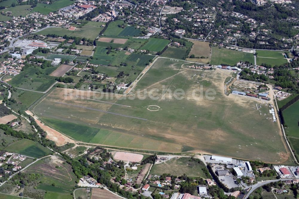 Fayence von oben - Flugplatz der Fayence-Tourrettes Airfield an der Chemin de l'Aérodrome in Fayence in Provence-Alpes-Cote d'Azur, Frankreich