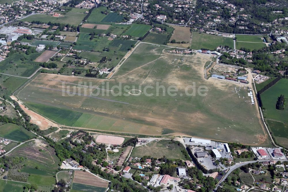 Fayence aus der Vogelperspektive: Flugplatz der Fayence-Tourrettes Airfield an der Chemin de l'Aérodrome in Fayence in Provence-Alpes-Cote d'Azur, Frankreich