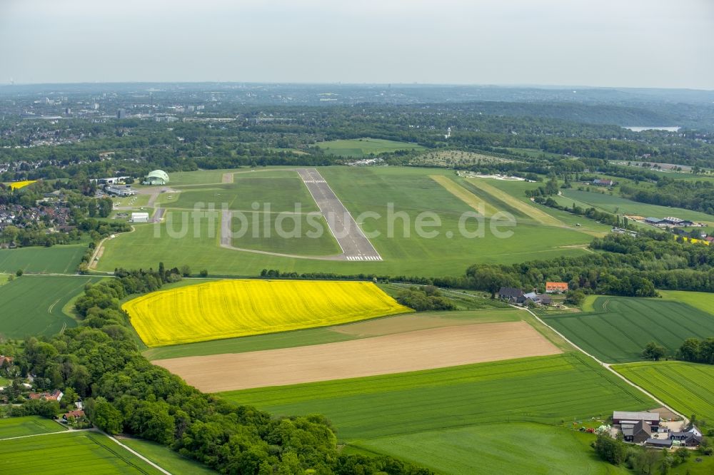 Mülheim an der Ruhr aus der Vogelperspektive: Flugplatz - Flughafen Essen/Mülheim in Mülheim an der Ruhr im Bundesland Nordrhein-Westfalen