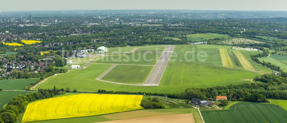 Mülheim an der Ruhr aus der Vogelperspektive: Flugplatz - Flughafen Essen/Mülheim in Mülheim an der Ruhr im Bundesland Nordrhein-Westfalen