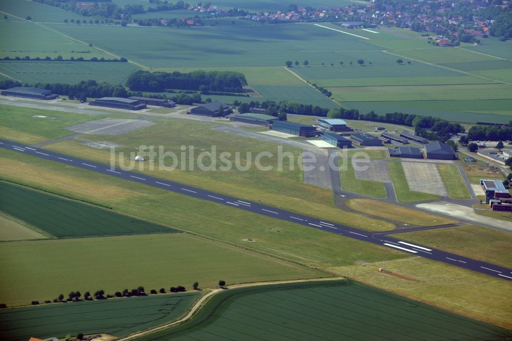 Bückeburg aus der Vogelperspektive: Flugplatz der Flugplatz Achum Bückeburg in Bückeburg im Bundesland Niedersachsen