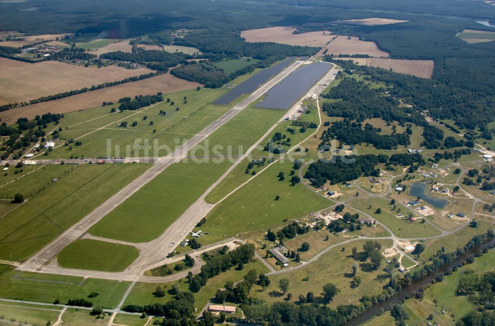 Lärz aus der Vogelperspektive: Flugplatz der Flugplatz Müritz Airpark in Lärz im Bundesland Mecklenburg-Vorpommern, Deutschland