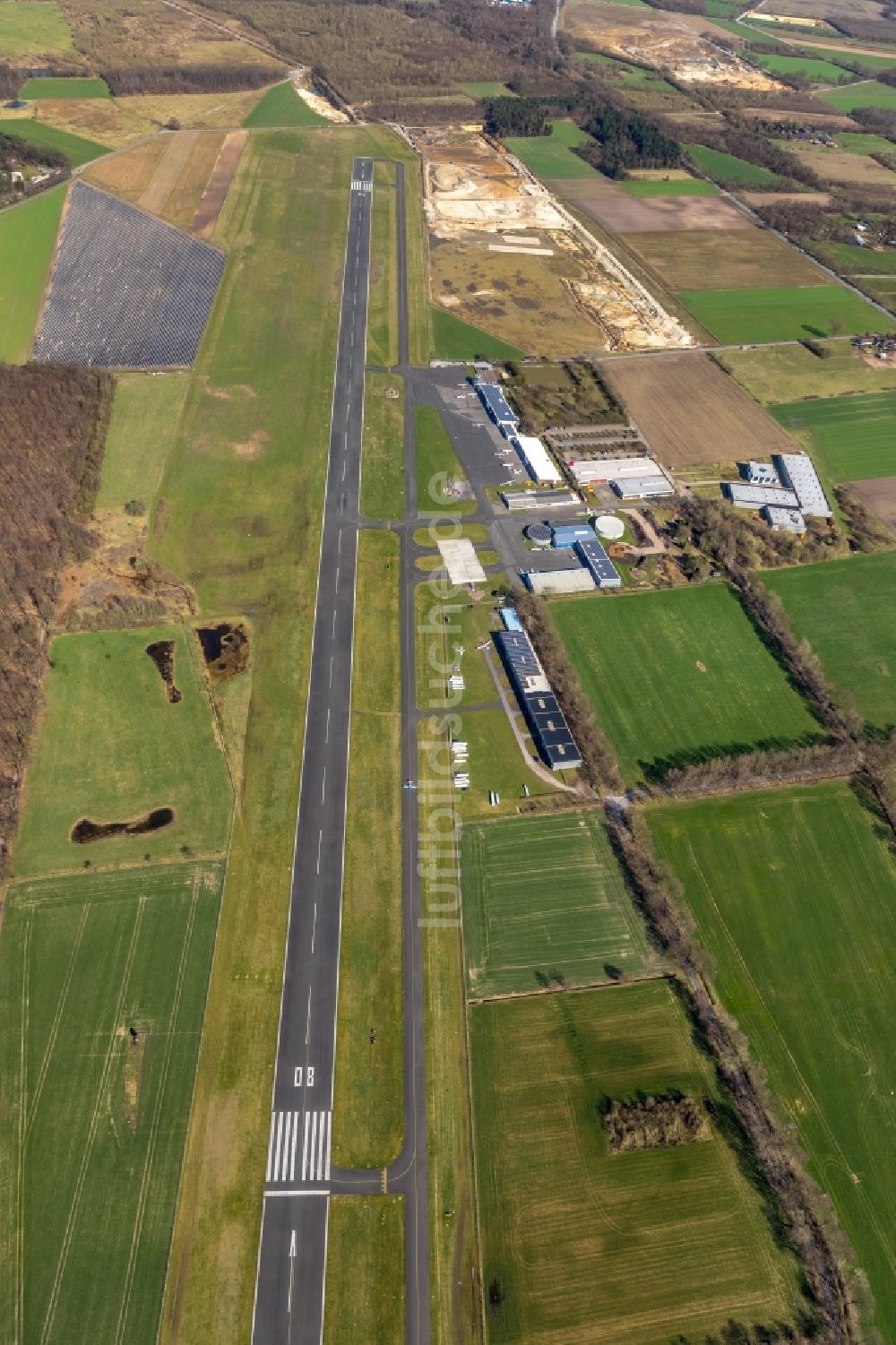 Hünxe aus der Vogelperspektive: Flugplatz Flugplatz Schwarze Heide in Hünxe im Bundesland Nordrhein-Westfalen, Deutschland