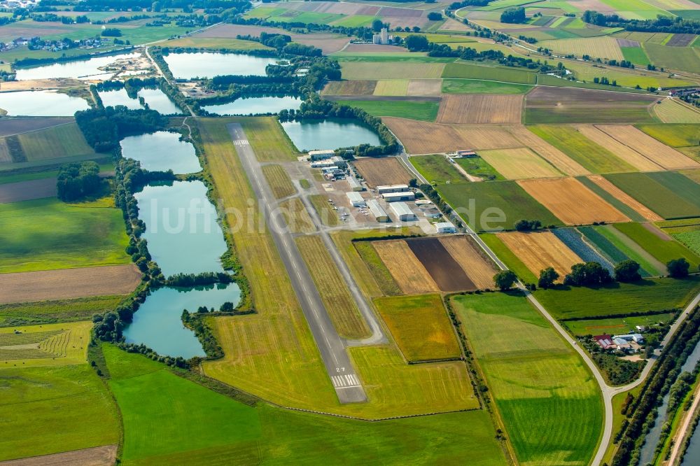 Atting von oben - Flugplatz der Flugplatz Straubing-Wallmühle in Atting im Bundesland Bayern