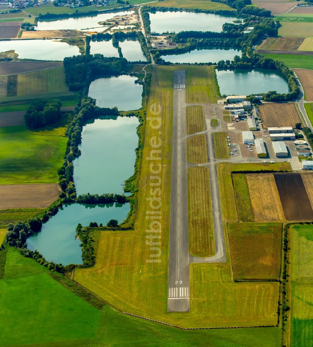 Atting aus der Vogelperspektive: Flugplatz der Flugplatz Straubing-Wallmühle in Atting im Bundesland Bayern