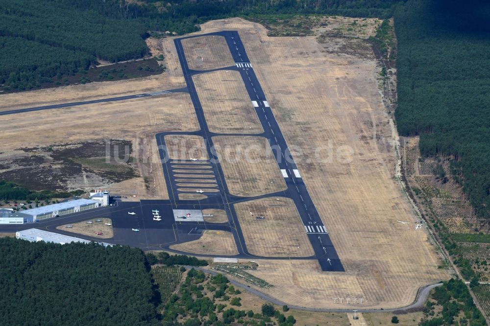 Trebbin von oben - Flugplatz der Flugplatzgesellschaft Schönhagen mbH in Schönhagen im Bundesland Brandenburg