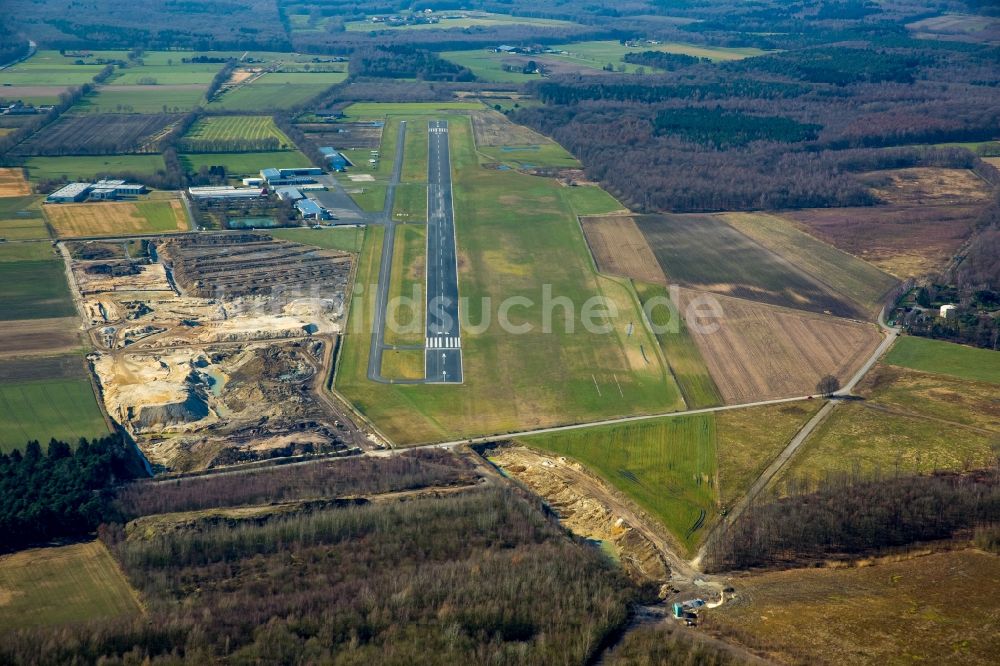 Hünxe von oben - Flugplatz der Flugplatzgesellschaft Schwarze Heide mbH in Hünxe im Bundesland Nordrhein-Westfalen