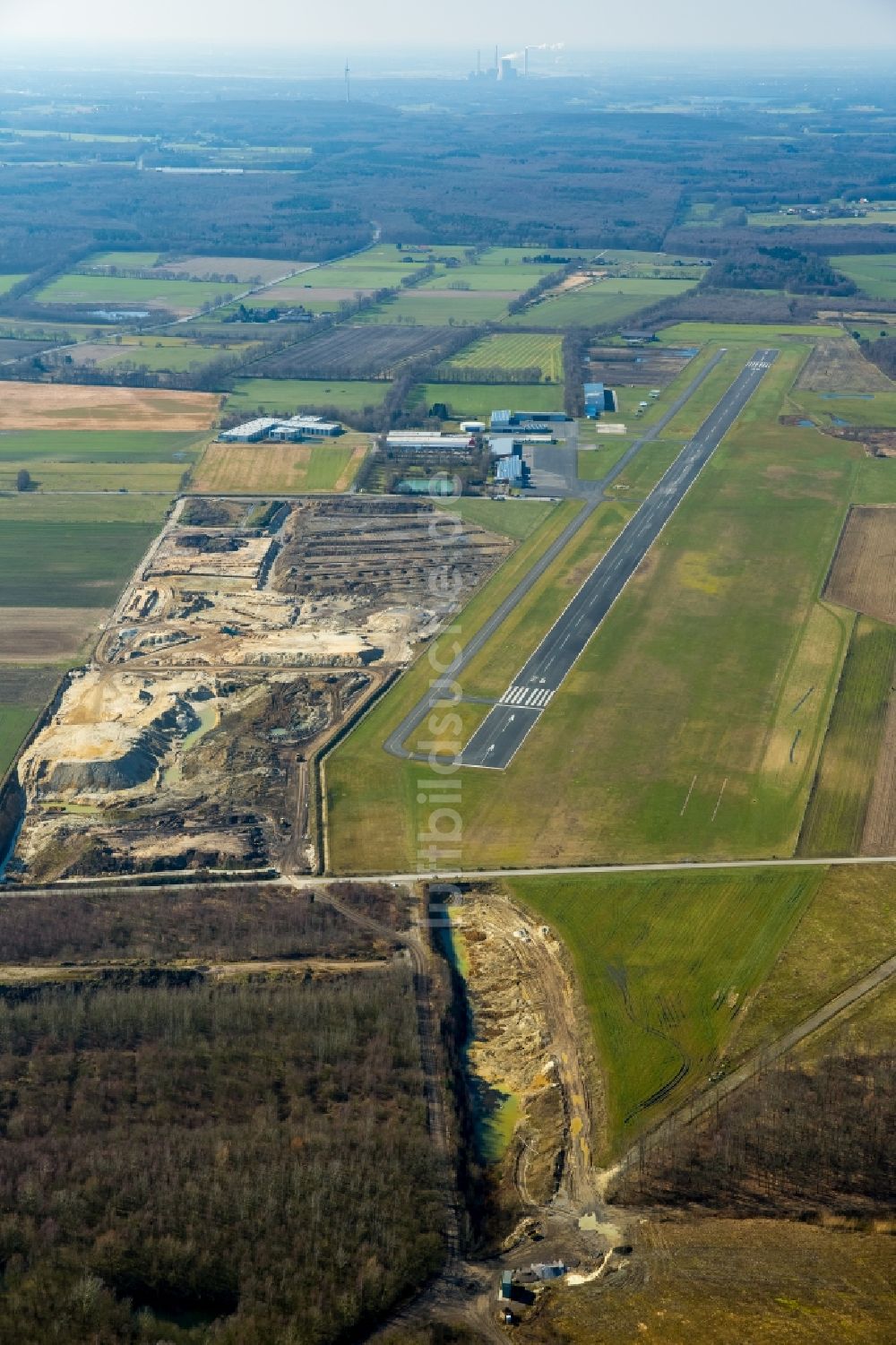 Hünxe aus der Vogelperspektive: Flugplatz der Flugplatzgesellschaft Schwarze Heide mbH in Hünxe im Bundesland Nordrhein-Westfalen