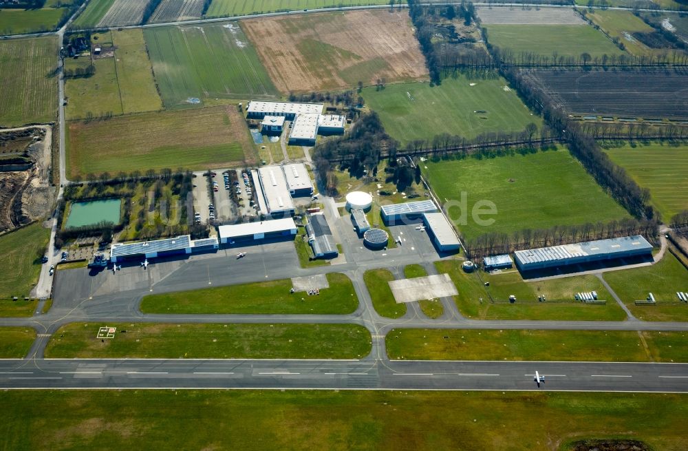 Hünxe von oben - Flugplatz der Flugplatzgesellschaft Schwarze Heide mbH in Hünxe im Bundesland Nordrhein-Westfalen