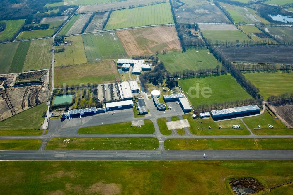 Hünxe aus der Vogelperspektive: Flugplatz der Flugplatzgesellschaft Schwarze Heide mbH in Hünxe im Bundesland Nordrhein-Westfalen