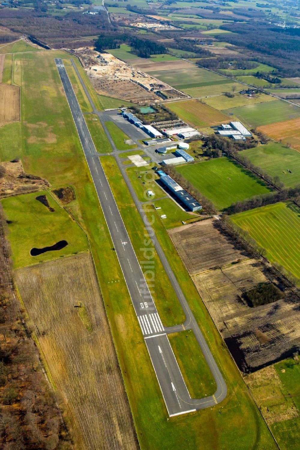 Luftaufnahme Hünxe - Flugplatz der Flugplatzgesellschaft Schwarze Heide mbH in Hünxe im Bundesland Nordrhein-Westfalen