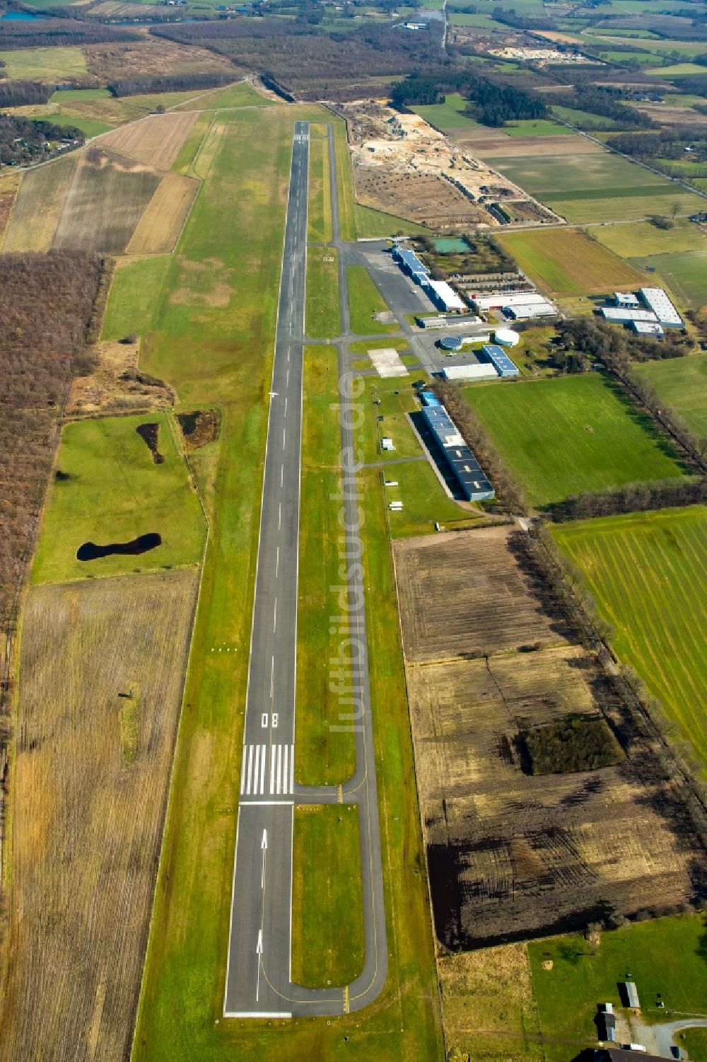 Hünxe von oben - Flugplatz der Flugplatzgesellschaft Schwarze Heide mbH in Hünxe im Bundesland Nordrhein-Westfalen