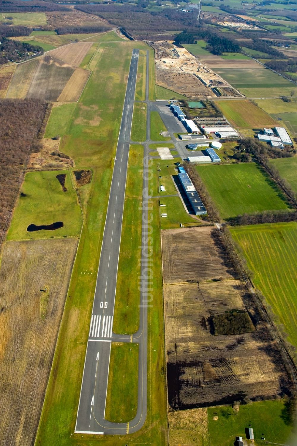 Hünxe aus der Vogelperspektive: Flugplatz der Flugplatzgesellschaft Schwarze Heide mbH in Hünxe im Bundesland Nordrhein-Westfalen