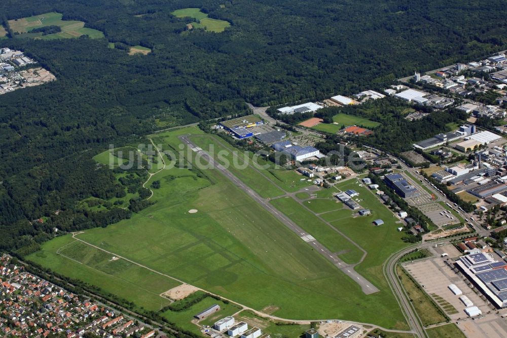 Luftaufnahme Freiburg im Breisgau - Flugplatz der in Freiburg im Breisgau im Bundesland Baden-Württemberg, Deutschland