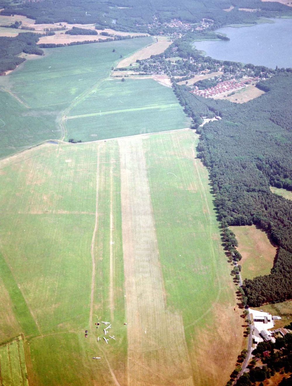 Friedersdorf aus der Vogelperspektive: Flugplatz Friedersdorf bei Königs Wusterhausen / BRB. 09.07.02