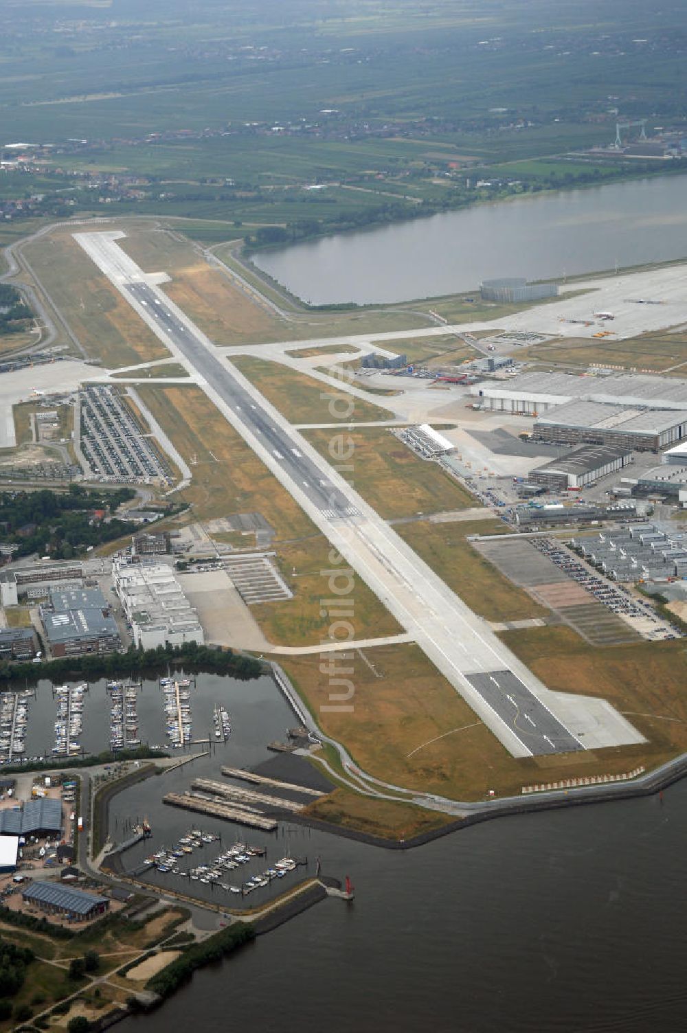 Luftaufnahme HAMBURG - Flugplatz Hamburg-Finkenwerder