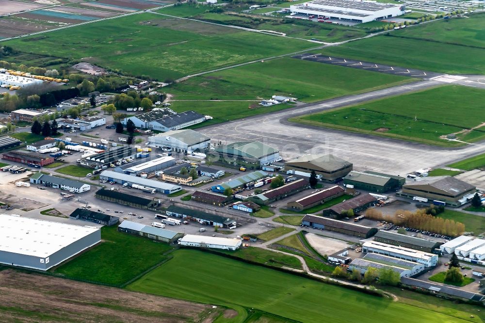 Luftaufnahme Lahr/Schwarzwald - Flugplatz der Lahr EDTL Hallen und Vorfeld in Lahr/Schwarzwald im Bundesland Baden-Württemberg, Deutschland