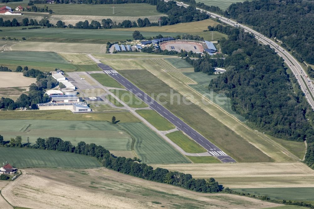 Landshut von oben - Flugplatz Landshut-Ellermühle an der Autobahn A92 in Landshut im Bundesland Bayern