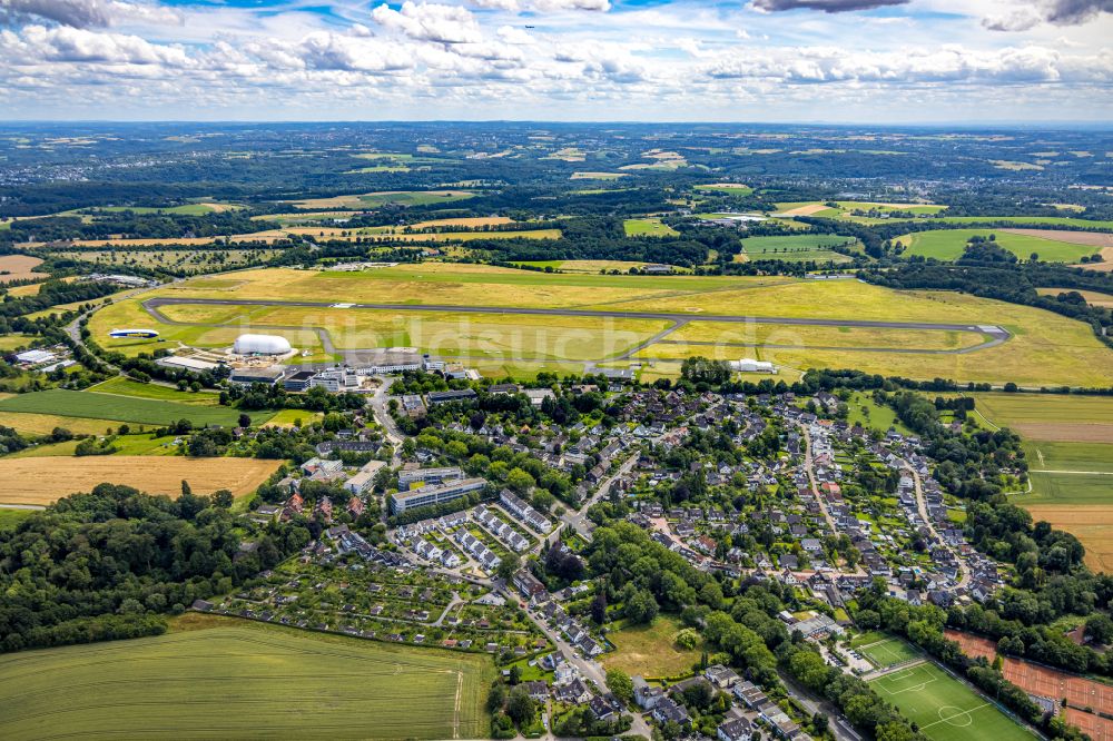 Mülheim an der Ruhr aus der Vogelperspektive: Flugplatz mit Luftschiffhallen der WDL Luftschiff GmbH in Mülheim an der Ruhr im Bundesland Nordrhein-Westfalen