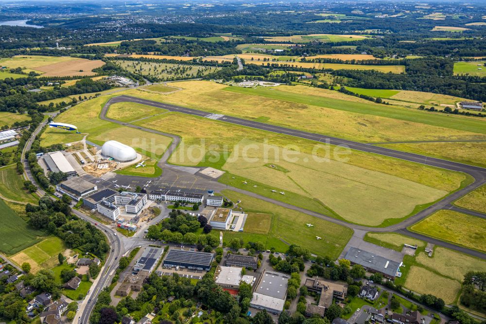 Mülheim an der Ruhr von oben - Flugplatz mit Luftschiffhallen der WDL Luftschiff GmbH in Mülheim an der Ruhr im Bundesland Nordrhein-Westfalen