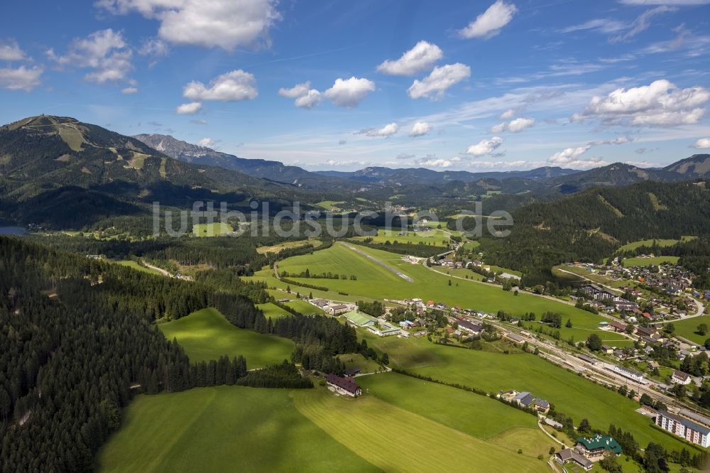 Luftaufnahme Mariazell - Flugplatz Mariazell im Gebirge der Steiermark in Österreich