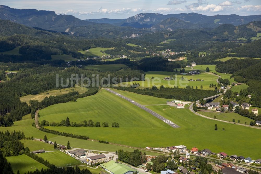 Mariazell aus der Vogelperspektive: Flugplatz Mariazell im Gebirge der Steiermark in Österreich