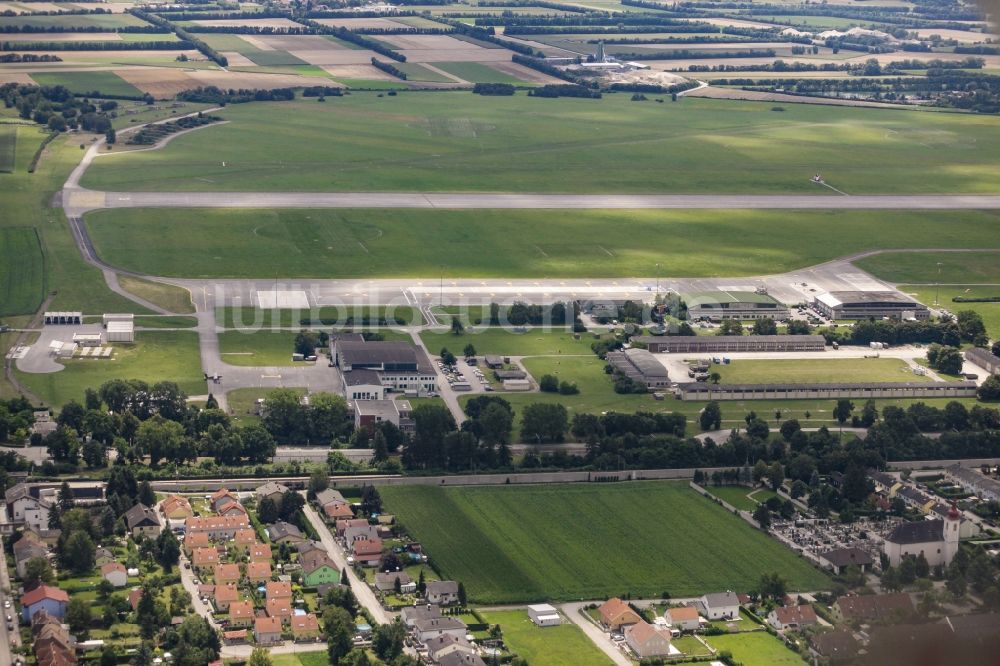 Luftaufnahme Tulln an der Donau - Flugplatz des Militärflugplatz Langenlebarn an der Brumowskigasse in Tulln an der Donau in Niederösterreich, Österreich