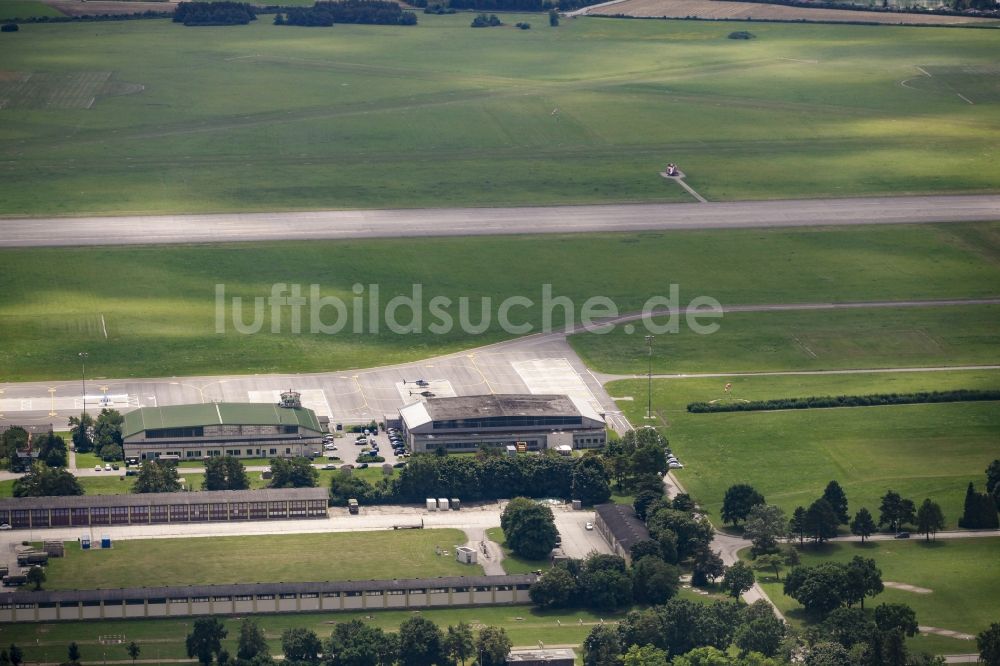 Tulln an der Donau aus der Vogelperspektive: Flugplatz des Militärflugplatz Langenlebarn an der Brumowskigasse in Tulln an der Donau in Niederösterreich, Österreich