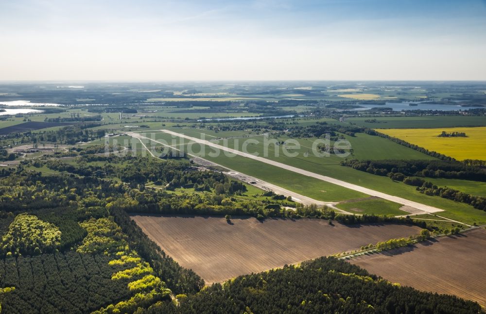 Lärz aus der Vogelperspektive: Flugplatz Müritz Airpark in Lärz im Bundesland Mecklenburg-Vorpommern