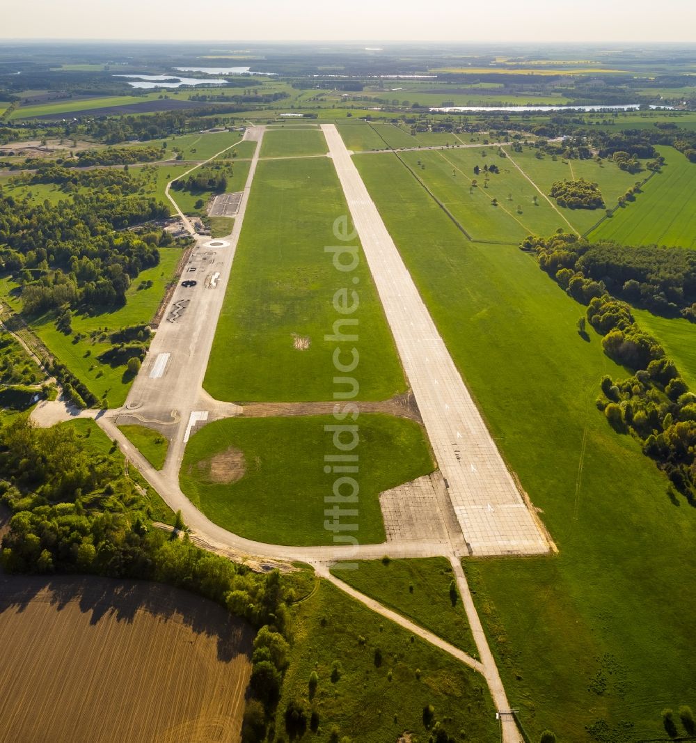 Lärz aus der Vogelperspektive: Flugplatz Müritz Airpark in Lärz im Bundesland Mecklenburg-Vorpommern