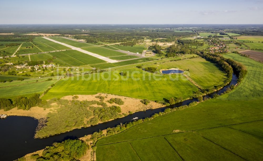 Lärz aus der Vogelperspektive: Flugplatz Müritz Airpark in Lärz im Bundesland Mecklenburg-Vorpommern