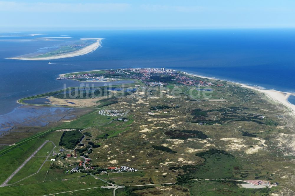 Luftaufnahme Norderney - Flugplatz Norderney mit Dünenfläche auf der Nordseeinsel Norderney im Bundesland Niedersachsen