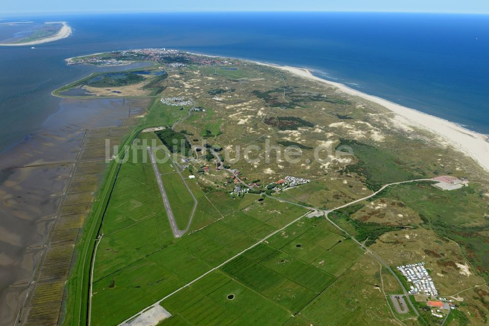 Norderney von oben - Flugplatz Norderney mit Dünenfläche auf der Nordseeinsel Norderney im Bundesland Niedersachsen