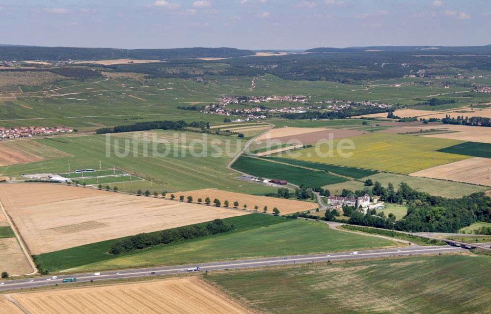 Boncourt-le-Bois aus der Vogelperspektive: Flugplatz Nuits-Saint-Georges und Chateau de la Berchere in Boncourt-le-Bois in Bourgogne Franche-Comte, Frankreich