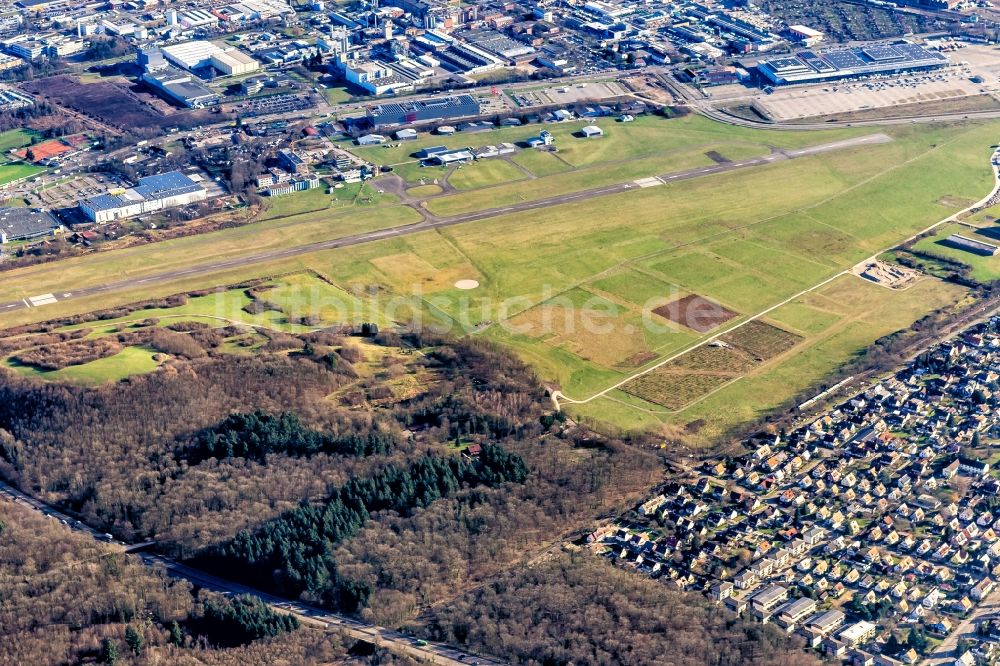 Freiburg im Breisgau aus der Vogelperspektive: Flugplatz im Ortsteil Brühl in Freiburg im Breisgau im Bundesland Baden-Württemberg, Deutschland