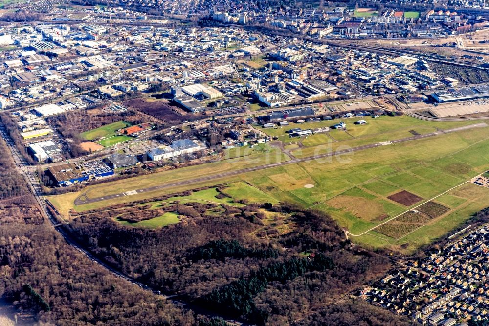 Luftaufnahme Freiburg im Breisgau - Flugplatz im Ortsteil Brühl in Freiburg im Breisgau im Bundesland Baden-Württemberg, Deutschland